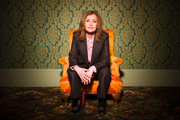 sina-steht-vor einer-tapete-im-giessbach-hotel-schweiz